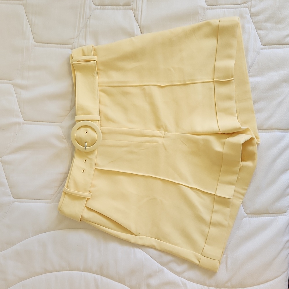 Express Super High Waisted Belted Pintuck Shorts In Pale Yellow-Size 8💛 Light S